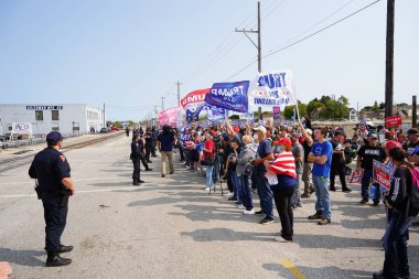 Manitowoc, Wisconsin / ABD - 21 Eylül 2020: Başkan Trump ve Başkan Yardımcısı Mike Pence destekçileri ve Joe Biby ve Kamala Harris destekçileri alüminyum dökümhanesi önünde bir araya geldiler.