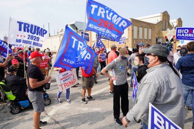 Manitowoc, Wisconsin / ABD - 21 Eylül 2020: Başkan Trump ve Başkan Yardımcısı Mike Pence destekçileri ve Joe Biby ve Kamala Harris destekçileri alüminyum dökümhanesi önünde bir araya geldiler.