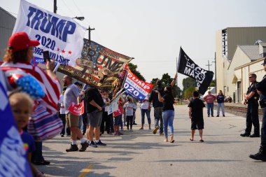 Manitowoc, Wisconsin / ABD - 21 Eylül 2020: Başkan Trump ve Başkan Yardımcısı Mike Pence destekçileri ve Joe Biby ve Kamala Harris destekçileri alüminyum dökümhanesi önünde bir araya geldiler.