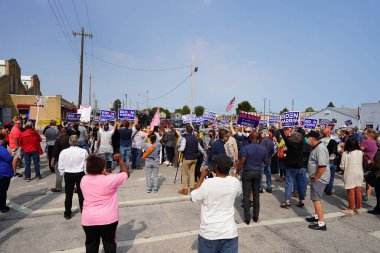 Manitowoc, Wisconsin / ABD - 21 Eylül 2020: Başkan Trump ve Başkan Yardımcısı Mike Pence destekçileri ve Joe Biby ve Kamala Harris destekçileri alüminyum dökümhanesi önünde bir araya geldiler.