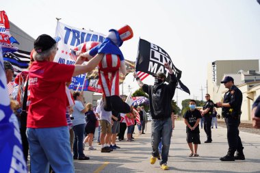 Manitowoc, Wisconsin / ABD - 21 Eylül 2020: Başkan Trump ve Başkan Yardımcısı Mike Pence destekçileri ve Joe Biby ve Kamala Harris destekçileri alüminyum dökümhanesi önünde bir araya geldiler.