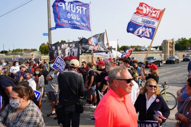 Manitowoc, Wisconsin / ABD - 21 Eylül 2020: Başkan Trump ve Başkan Yardımcısı Mike Pence destekçileri ve Joe Biby ve Kamala Harris destekçileri alüminyum dökümhanesi önünde bir araya geldiler.