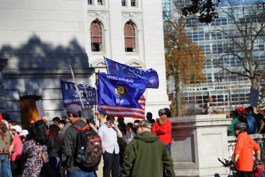 Madison, Wisconsin / ABD - 7 Kasım 2020: Donald Trump destekçileri, Madison Capol binasının 2020 başkanlık seçim sonuçlarını protesto etme gerekçesiyle ayakta duruyor.