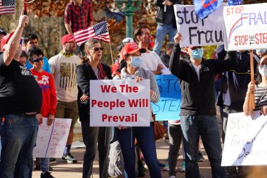 Madison, Wisconsin / ABD - 7 Kasım 2020: Donald Trump destekçileri, Madison Capol binasının 2020 başkanlık seçim sonuçlarını protesto etme gerekçesiyle ayakta duruyor.