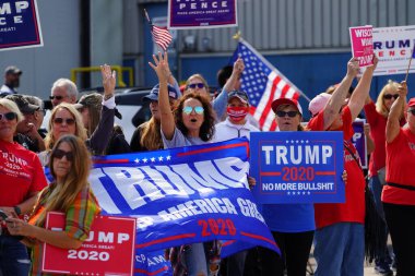 Manitowoc, Wisconsin / ABD - 21 Eylül 2020: Başkan Trump ve Başkan Yardımcısı Mike Pence destekçileri ve Joe Biby ve Kamala Harris destekçileri alüminyum dökümhanesi önünde bir araya geldiler.