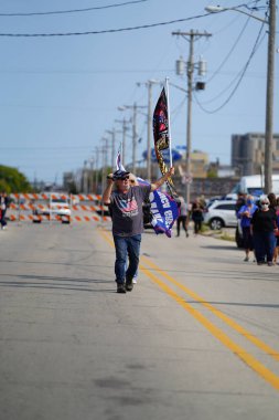 Manitowoc, Wisconsin / ABD - 21 Eylül 2020: Başkan Trump ve Başkan Yardımcısı Mike Pence destekçileri ve Joe Biby ve Kamala Harris destekçileri alüminyum dökümhanesi önünde bir araya geldiler.