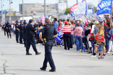 Manitowoc, Wisconsin / ABD - 21 Eylül 2020: Başkan Trump ve Başkan Yardımcısı Mike Pence destekçileri ve Joe Biby ve Kamala Harris destekçileri alüminyum dökümhanesi önünde bir araya geldiler.