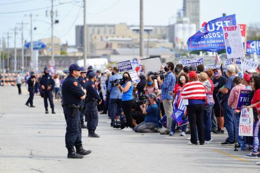 Manitowoc, Wisconsin / ABD - 21 Eylül 2020: Başkan Trump ve Başkan Yardımcısı Mike Pence destekçileri ve Joe Biby ve Kamala Harris destekçileri alüminyum dökümhanesi önünde bir araya geldiler.