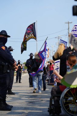 Manitowoc, Wisconsin / ABD - 21 Eylül 2020: Başkan Trump ve Başkan Yardımcısı Mike Pence destekçileri ve Joe Biby ve Kamala Harris destekçileri alüminyum dökümhanesi önünde bir araya geldiler.