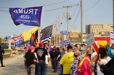 Manitowoc, Wisconsin / ABD - 21 Eylül 2020: Başkan Trump ve Başkan Yardımcısı Mike Pence destekçileri ve Joe Biby ve Kamala Harris destekçileri alüminyum dökümhanesi önünde bir araya geldiler.