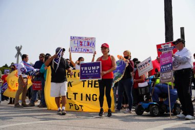 Manitowoc, Wisconsin / ABD - 21 Eylül 2020: Başkan Trump ve Başkan Yardımcısı Mike Pence destekçileri ve Joe Biby ve Kamala Harris destekçileri alüminyum dökümhanesi önünde bir araya geldiler.