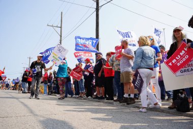 Manitowoc, Wisconsin / ABD - 21 Eylül 2020: Başkan Trump ve Başkan Yardımcısı Mike Pence destekçileri ve Joe Biby ve Kamala Harris destekçileri alüminyum dökümhanesi önünde bir araya geldiler.