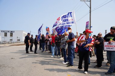 Manitowoc, Wisconsin / ABD - 21 Eylül 2020: Başkan Trump ve Başkan Yardımcısı Mike Pence destekçileri ve Joe Biby ve Kamala Harris destekçileri alüminyum dökümhanesi önünde bir araya geldiler.