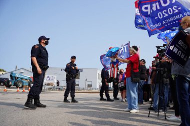 Manitowoc, Wisconsin / ABD - 21 Eylül 2020: Başkan Trump ve Başkan Yardımcısı Mike Pence destekçileri ve Joe Biby ve Kamala Harris destekçileri alüminyum dökümhanesi önünde bir araya geldiler.