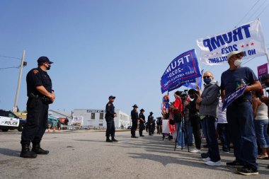 Manitowoc, Wisconsin / ABD - 21 Eylül 2020: Başkan Trump ve Başkan Yardımcısı Mike Pence destekçileri ve Joe Biby ve Kamala Harris destekçileri alüminyum dökümhanesi önünde bir araya geldiler.