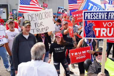 Manitowoc, Wisconsin / ABD - 21 Eylül 2020: Başkan Trump ve Başkan Yardımcısı Mike Pence destekçileri ve Joe Biby ve Kamala Harris destekçileri alüminyum dökümhanesi önünde bir araya geldiler.