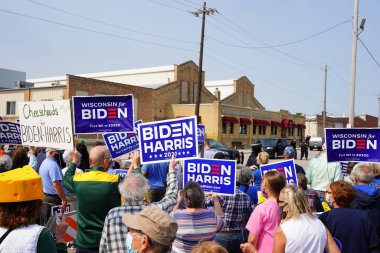 Manitowoc, Wisconsin / ABD - 21 Eylül 2020: Başkan Trump ve Başkan Yardımcısı Mike Pence destekçileri ve Joe Biby ve Kamala Harris destekçileri alüminyum dökümhanesi önünde bir araya geldiler.