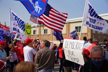 Manitowoc, Wisconsin / ABD - 21 Eylül 2020: Başkan Trump ve Başkan Yardımcısı Mike Pence destekçileri ve Joe Biby ve Kamala Harris destekçileri alüminyum dökümhanesi önünde bir araya geldiler.