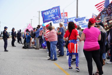 Manitowoc, Wisconsin / ABD - 21 Eylül 2020: Başkan Trump ve Başkan Yardımcısı Mike Pence destekçileri ve Joe Biby ve Kamala Harris destekçileri alüminyum dökümhanesi önünde bir araya geldiler.