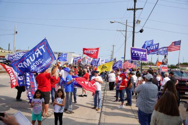 Manitowoc, Wisconsin / ABD - 21 Eylül 2020: Başkan Trump ve Başkan Yardımcısı Mike Pence destekçileri ve Joe Biby ve Kamala Harris destekçileri alüminyum dökümhanesi önünde bir araya geldiler.