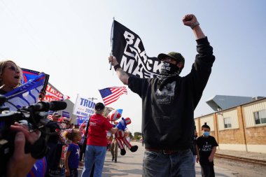 Manitowoc, Wisconsin / ABD - 21 Eylül 2020: Başkan Trump ve Başkan Yardımcısı Mike Pence destekçileri ve Joe Biby ve Kamala Harris destekçileri alüminyum dökümhanesi önünde bir araya geldiler.