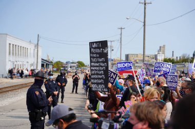 Manitowoc, Wisconsin / ABD - 21 Eylül 2020: Başkan Trump ve Başkan Yardımcısı Mike Pence destekçileri ve Joe Biby ve Kamala Harris destekçileri alüminyum dökümhanesi önünde bir araya geldiler.