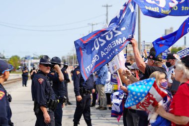 Manitowoc, Wisconsin / ABD - 21 Eylül 2020: Başkan Trump ve Başkan Yardımcısı Mike Pence destekçileri ve Joe Biby ve Kamala Harris destekçileri alüminyum dökümhanesi önünde bir araya geldiler.