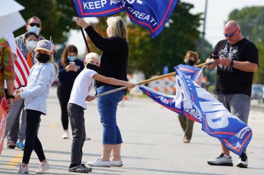 Manitowoc, Wisconsin / ABD - 21 Eylül 2020: Başkan Trump ve Başkan Yardımcısı Mike Pence destekçileri ve Joe Biby ve Kamala Harris destekçileri alüminyum dökümhanesi önünde bir araya geldiler.