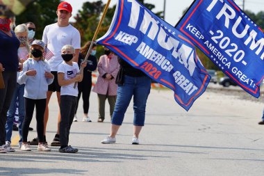 Manitowoc, Wisconsin / ABD - 21 Eylül 2020: Başkan Trump ve Başkan Yardımcısı Mike Pence destekçileri ve Joe Biby ve Kamala Harris destekçileri alüminyum dökümhanesi önünde bir araya geldiler.