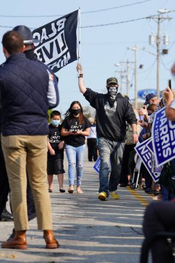 Manitowoc, Wisconsin / ABD - 21 Eylül 2020: Başkan Trump ve Başkan Yardımcısı Mike Pence destekçileri ve Joe Biby ve Kamala Harris destekçileri alüminyum dökümhanesi önünde bir araya geldiler.