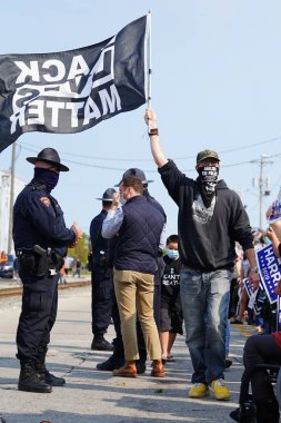 Manitowoc, Wisconsin / ABD - 21 Eylül 2020: Başkan Trump ve Başkan Yardımcısı Mike Pence destekçileri ve Joe Biby ve Kamala Harris destekçileri alüminyum dökümhanesi önünde bir araya geldiler.