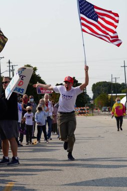 Manitowoc, Wisconsin / ABD - 21 Eylül 2020: Başkan Trump ve Başkan Yardımcısı Mike Pence destekçileri ve Joe Biby ve Kamala Harris destekçileri alüminyum dökümhanesi önünde bir araya geldiler.