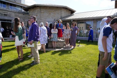 Fond du Lac, Wisconsin USA - 19 Haziran 2020: Aileler mezuniyet kutlaması için dışarıda toplandılar.