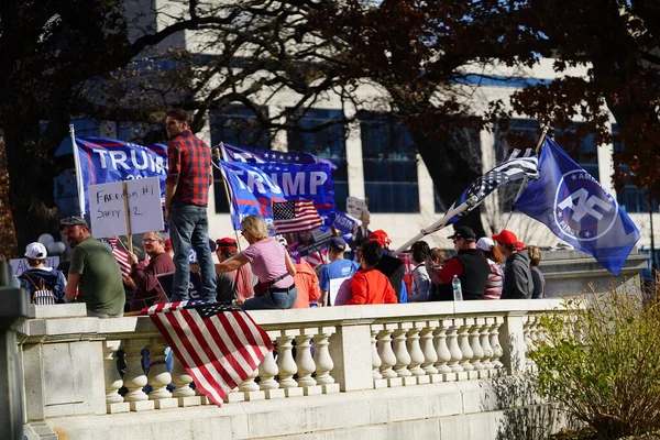 マディソン ウィスコンシン 2020年11月7日 ドナルド トランプ支持者は 2020年の大統領選挙結果に抗議するマディソン キャピタル ビルディングの根拠に抗議して抗議する — ストック写真