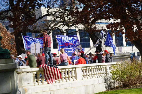 Madison Wisconsin Usa November 7Th 2020 Donald Trump Supporters Stand — Stock Photo, Image
