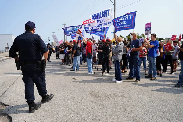 Manitowoc, Wisconsin / ABD - 21 Eylül 2020: Başkan Trump ve Başkan Yardımcısı Mike Pence destekçileri ve Joe Biby ve Kamala Harris destekçileri alüminyum dökümhanesi önünde bir araya geldiler.