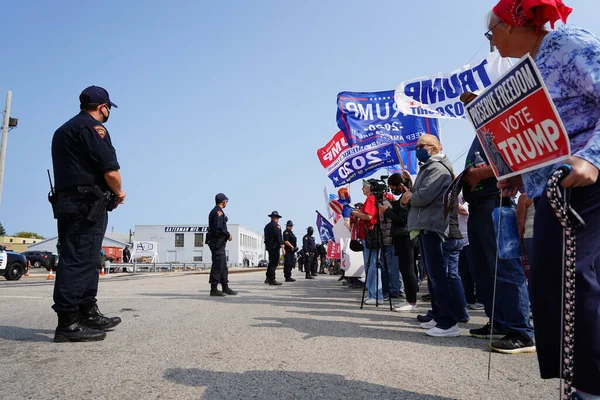 Manitowoc, Wisconsin / ABD - 21 Eylül 2020: Başkan Trump ve Başkan Yardımcısı Mike Pence destekçileri ve Joe Biby ve Kamala Harris destekçileri alüminyum dökümhanesi önünde bir araya geldiler.