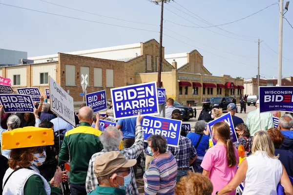 stock image Manitowoc, Wisconsin / USA - September 21th, 2020: President trump and vice president mike pence supporters and joe biden and kamala harris supporters rallied together outside aluminum foundry.