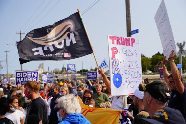 Manitowoc, Wisconsin / ABD - 21 Eylül 2020: Başkan Trump ve Başkan Yardımcısı Mike Pence destekçileri ve Joe Biby ve Kamala Harris destekçileri alüminyum dökümhanesi önünde bir araya geldiler.