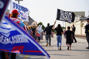 Manitowoc, Wisconsin / ABD - 21 Eylül 2020: Başkan Trump ve Başkan Yardımcısı Mike Pence destekçileri ve Joe Biby ve Kamala Harris destekçileri alüminyum dökümhanesi önünde bir araya geldiler.