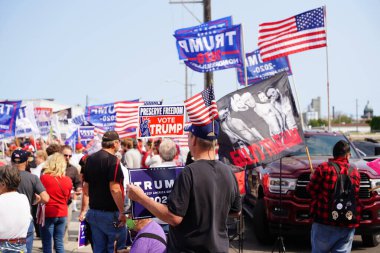 Manitowoc, Wisconsin / ABD - 21 Eylül 2020: Başkan Trump ve Başkan Yardımcısı Mike Pence destekçileri ve Joe Biby ve Kamala Harris destekçileri alüminyum dökümhanesi önünde bir araya geldiler.