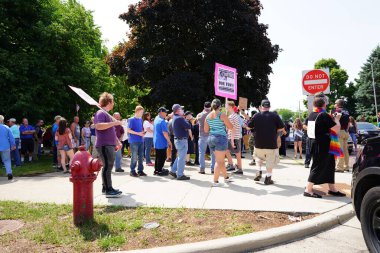 Kenosha, Wisconsin / ABD - 27 Haziran 2020: BLM destekçileri ve antifa mavi yaşamlı madde mitinginde destekçilerle çatışmaya girerken, yerel polis her iki taraf arasında bir bölünmeyi sürdürdü.