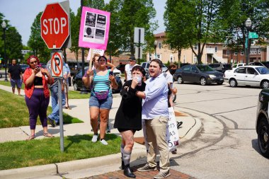 Kenosha, Wisconsin / ABD - 27 Haziran 2020: BLM destekçileri ve antifa mavi yaşamlı madde mitinginde destekçilerle çatışmaya girerken, yerel polis her iki taraf arasında bir bölünmeyi sürdürdü.
