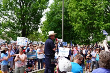 Kenosha, Wisconsin / ABD - 27 Haziran 2020: Birçok Wisconsinite 'li mavi hayatlar için düzenlenen rozet mitingine destek vermek için geldi..