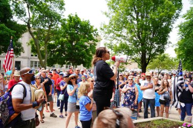 Kenosha, Wisconsin / ABD - 27 Haziran 2020: Birçok Wisconsinite 'li mavi hayatlar için düzenlenen rozet mitingine destek vermek için geldi..