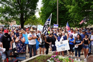 Kenosha, Wisconsin / ABD - 27 Haziran 2020: Birçok Wisconsinite 'li mavi hayatlar için düzenlenen rozet mitingine destek vermek için geldi..