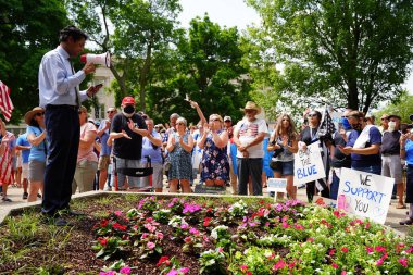 Kenosha, Wisconsin / ABD - 27 Haziran 2020: Birçok Wisconsinite 'li mavi hayatlar için düzenlenen rozet mitingine destek vermek için geldi..