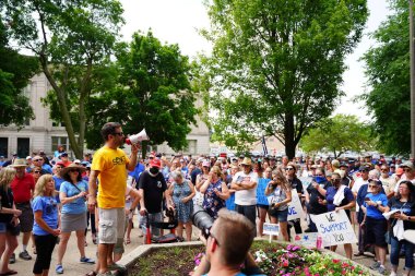 Kenosha, Wisconsin / ABD - 27 Haziran 2020: Birçok Wisconsinite 'li mavi hayatlar için düzenlenen rozet mitingine destek vermek için geldi..