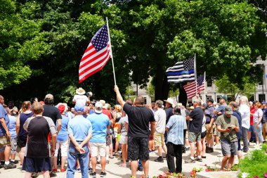 Kenosha, Wisconsin / ABD - 27 Haziran 2020: Birçok Wisconsinite 'li mavi hayatlar için düzenlenen rozet mitingine destek vermek için geldi..