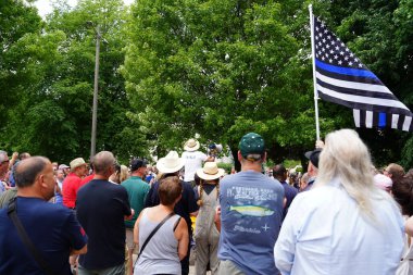 Kenosha, Wisconsin / ABD - 27 Haziran 2020: Birçok Wisconsinite 'li mavi hayatlar için düzenlenen rozet mitingine destek vermek için geldi..